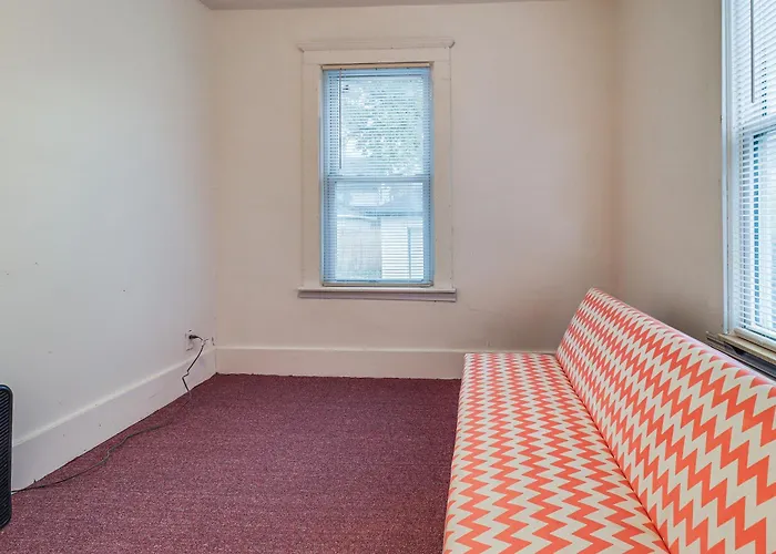 Easy Dtwn Detroit Access: No Pets Family Home