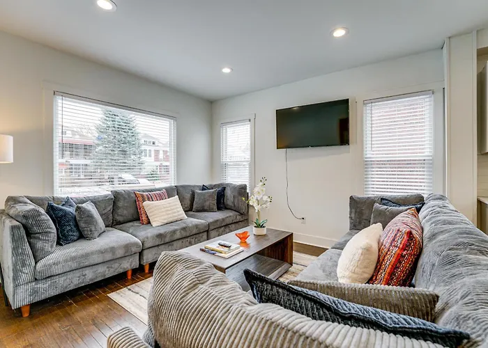 Spacious & Updated Group Getaway In Detroit!