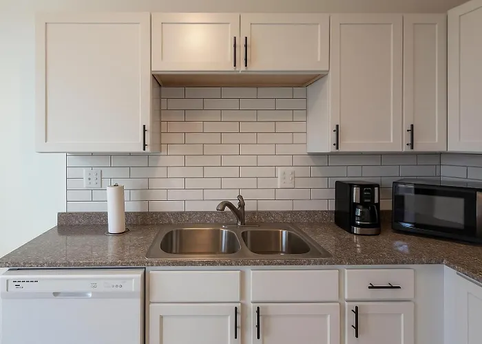 Detroit 4Br Home | Bathtub & Pet Friendly Stay